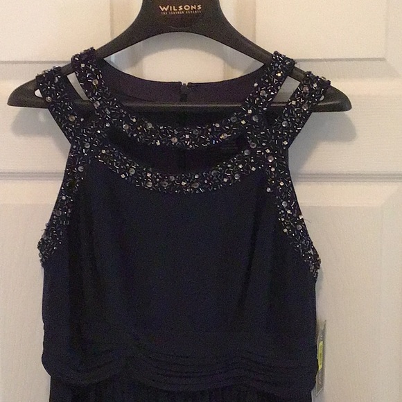 Ladies formal dress - Picture 5 of 9